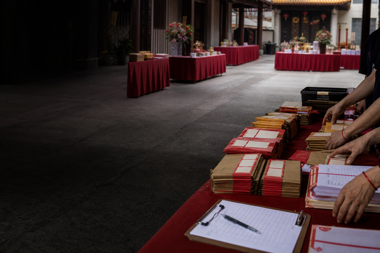 法會前工作人員整理資料與供品的示範情境